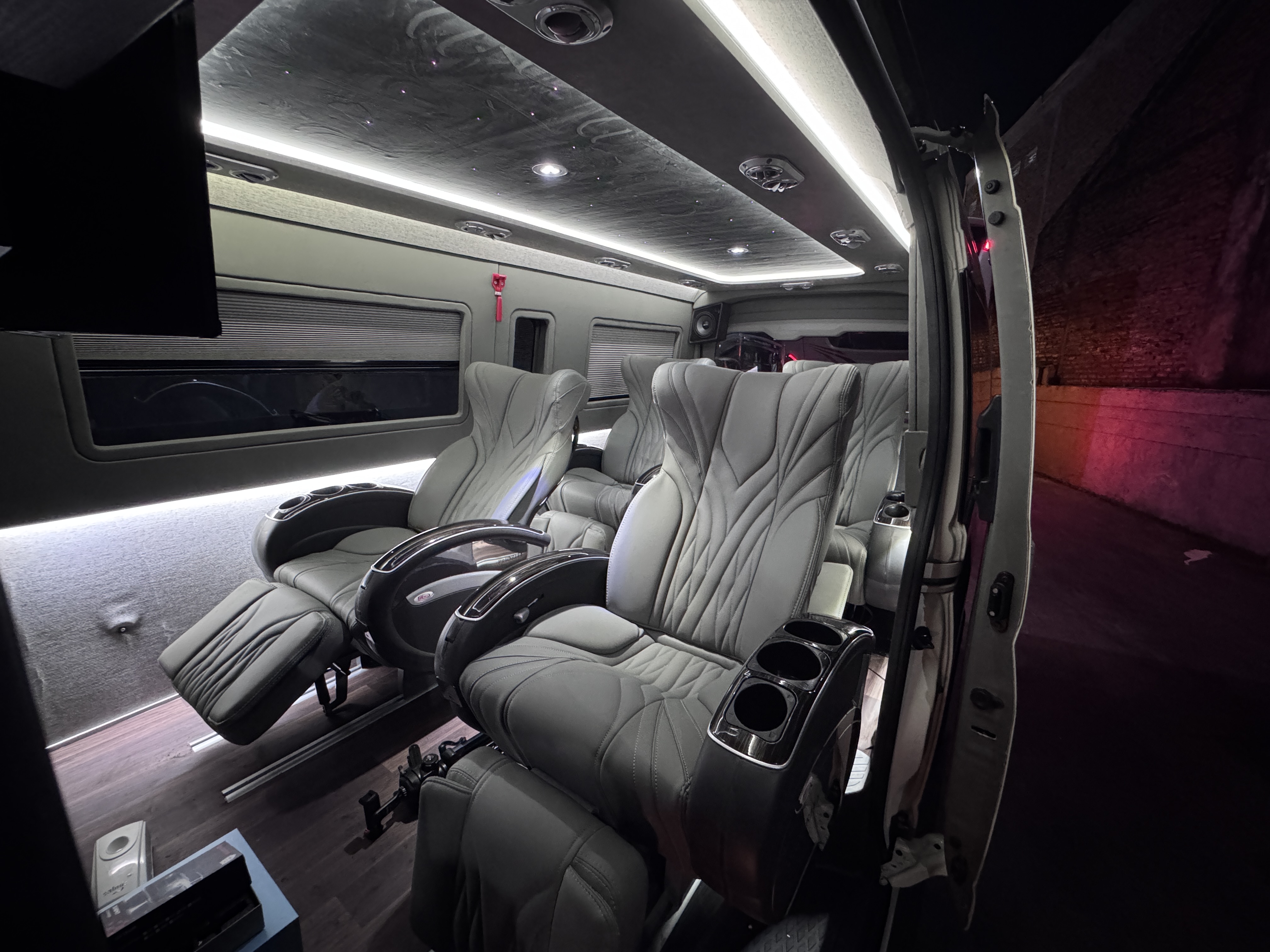 Hiace Premio 4 Seat-facilities-0-45