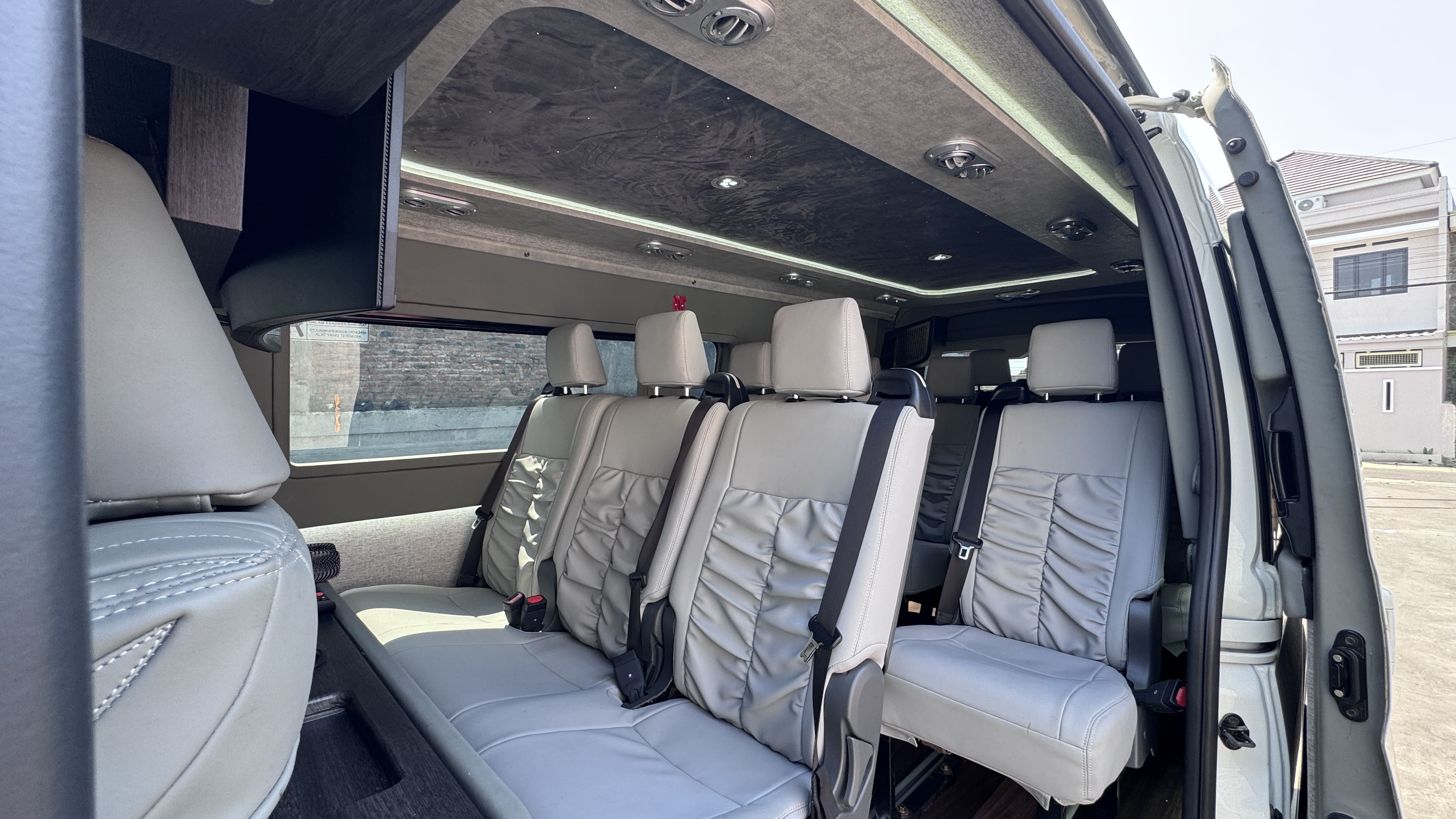 Hiace Premio 14 Seat-facilities-1-48